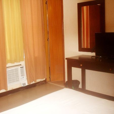Roxas Midtown Hotel Bagian luar foto