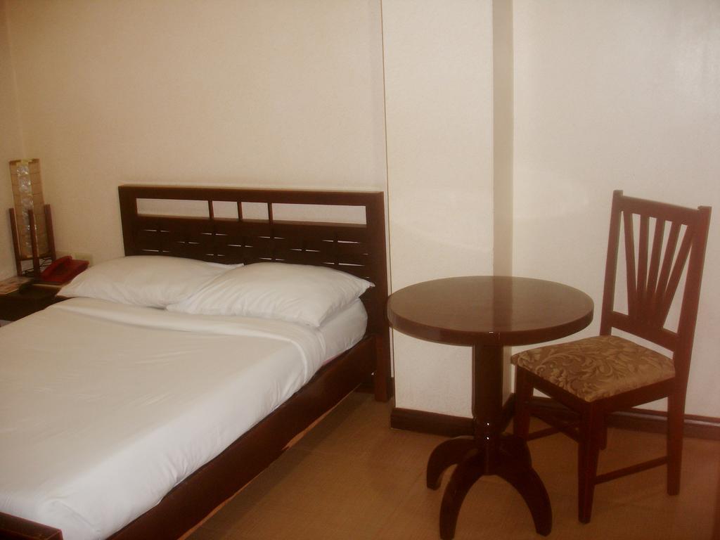 Roxas Midtown Hotel Bagian luar foto